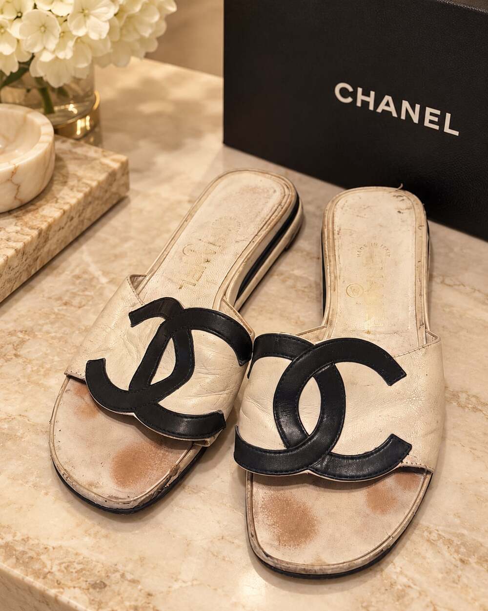 Chanel Interlocking CC Logo Leather Slides Size 7 1/2 White Black